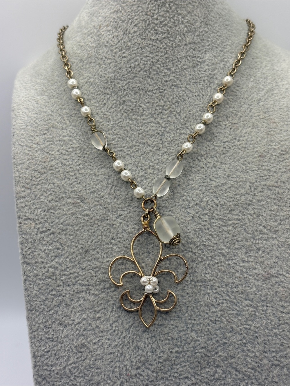 Vintage Gold-Tone Fleur-de-Lis Necklace with White Pearls and Frosted Beads - Picture 2 of 7